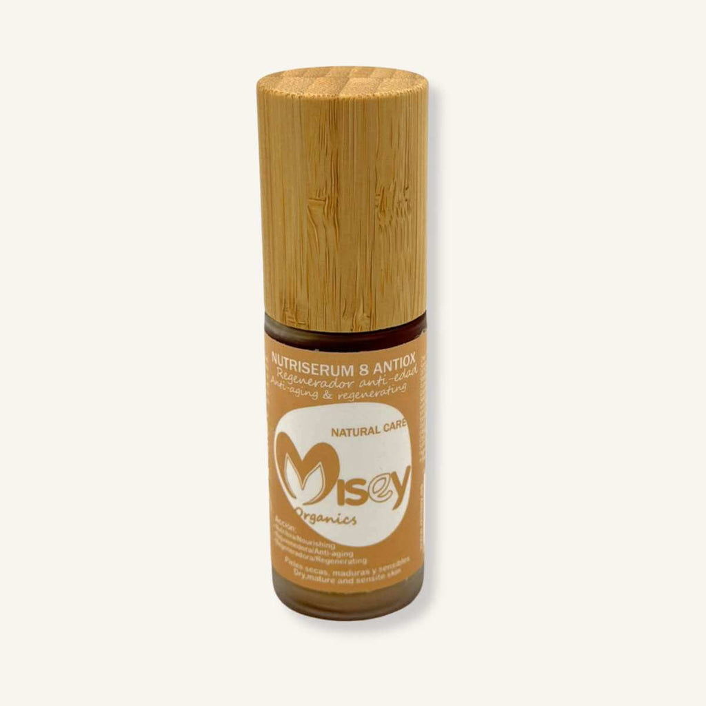 Sérum facial nutritivo Misey con ingredientes botánicos y envase de bambú sostenible.