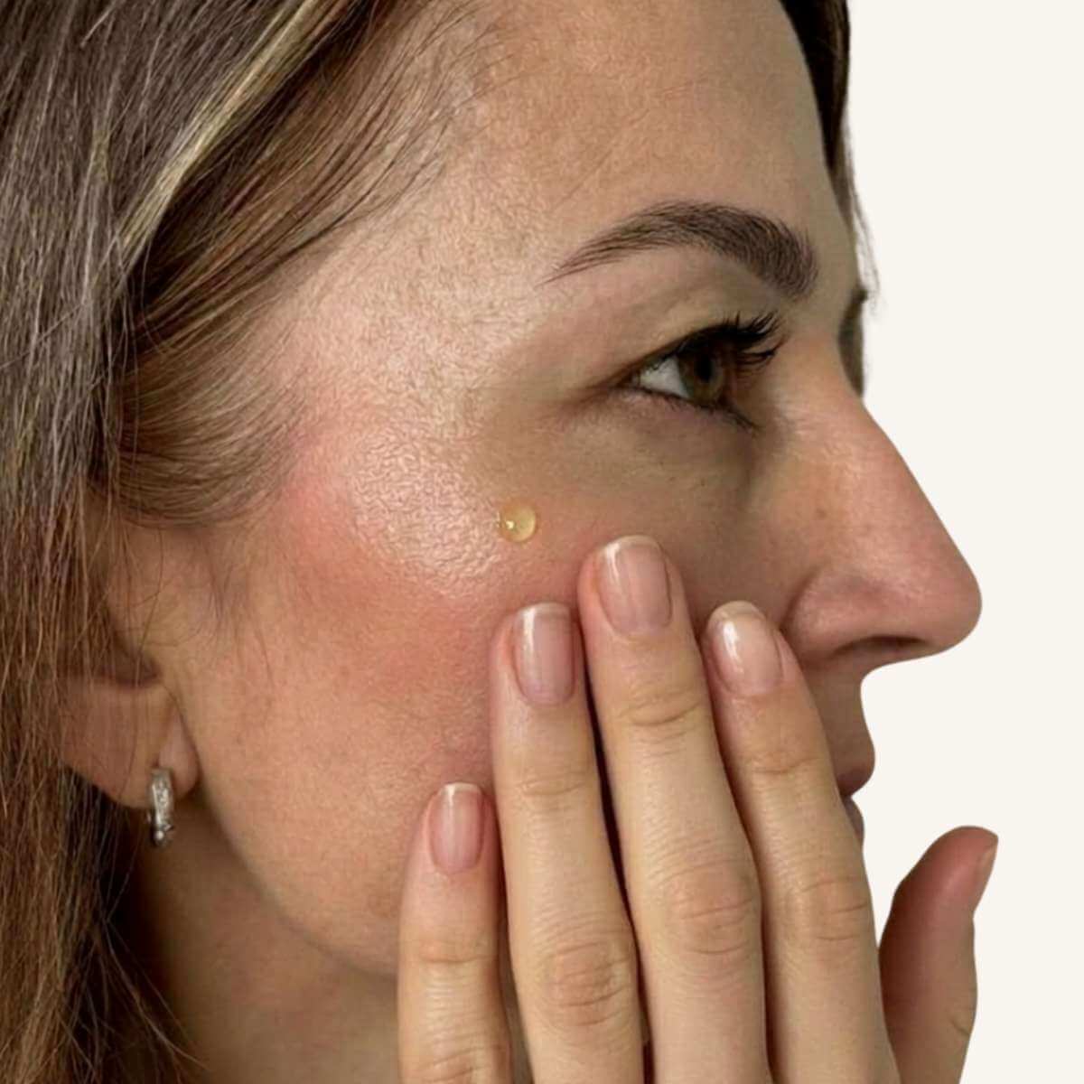 Gota de Nutrisérum 8 sobre la piel, mostrando la textura del sérum facial hidratante y regenerador de Misey.