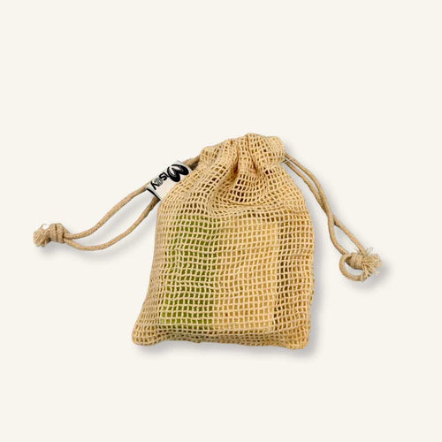 Bolsita de algodón orgánico Misey cerrada, ideal para guardar jabones y champús sólidos, o para una exfoliación suave.