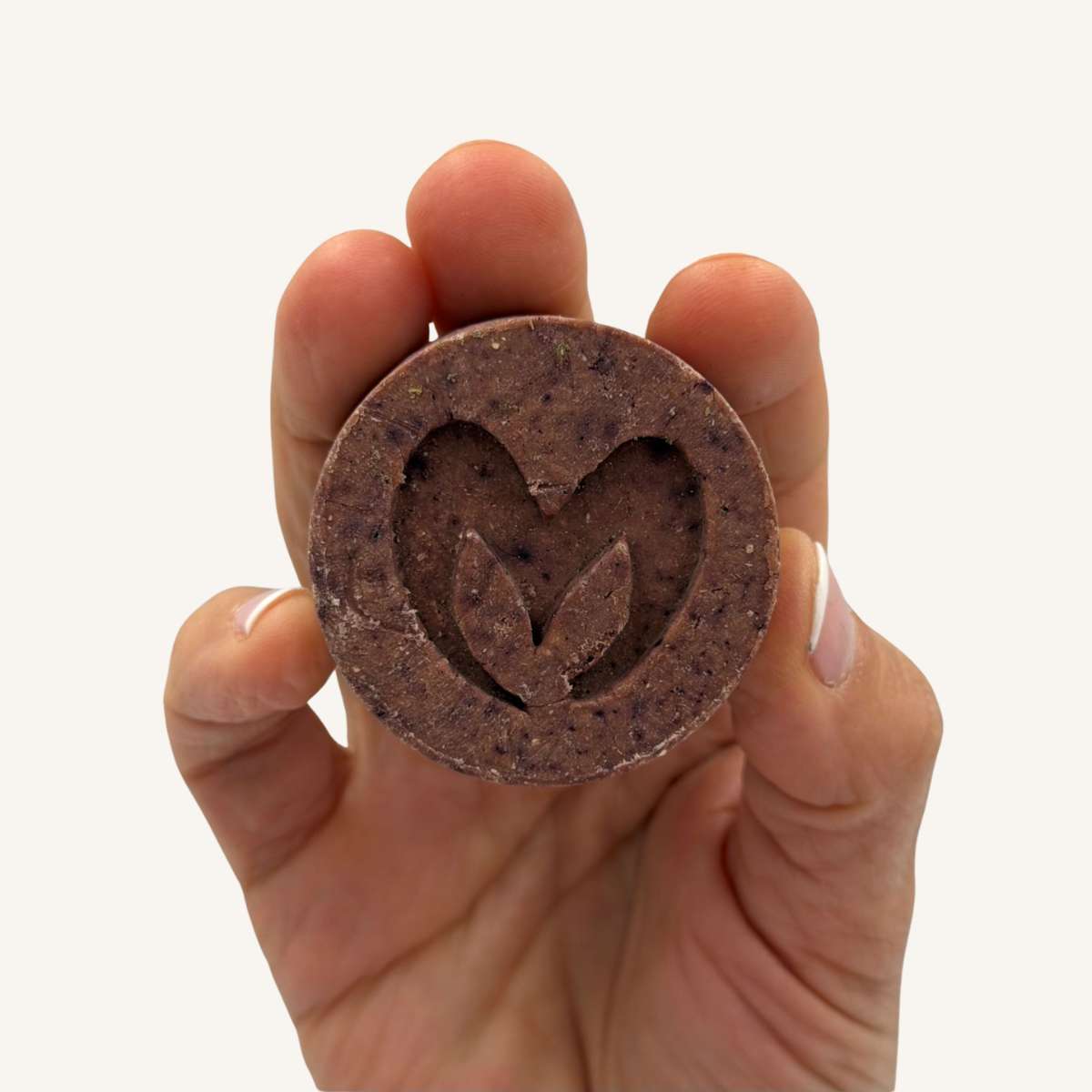 Detalle del logo en champú artesano de caléndula Misey para el crecimiento del cabello.