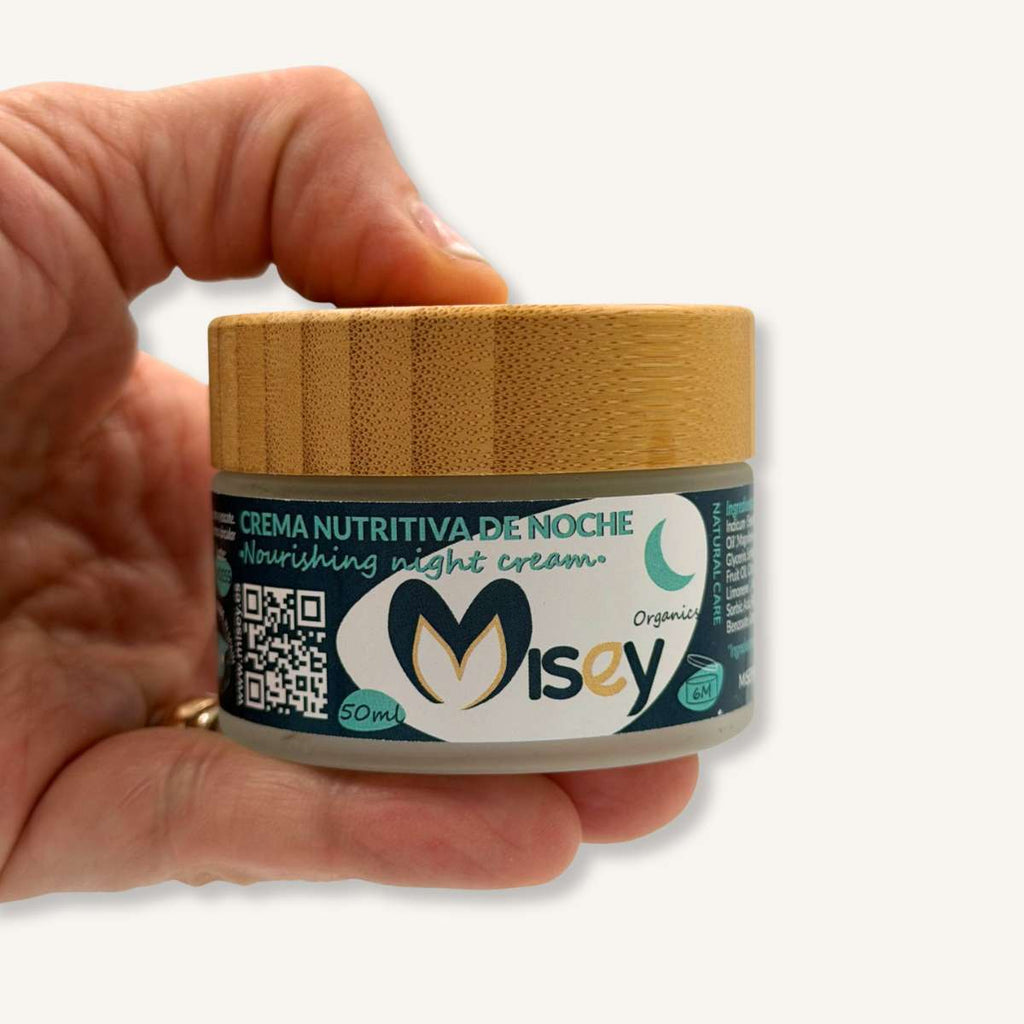 Crema nutritiva de noche Misey en envase de vidrio y madera para una rutina facial eco-friendly