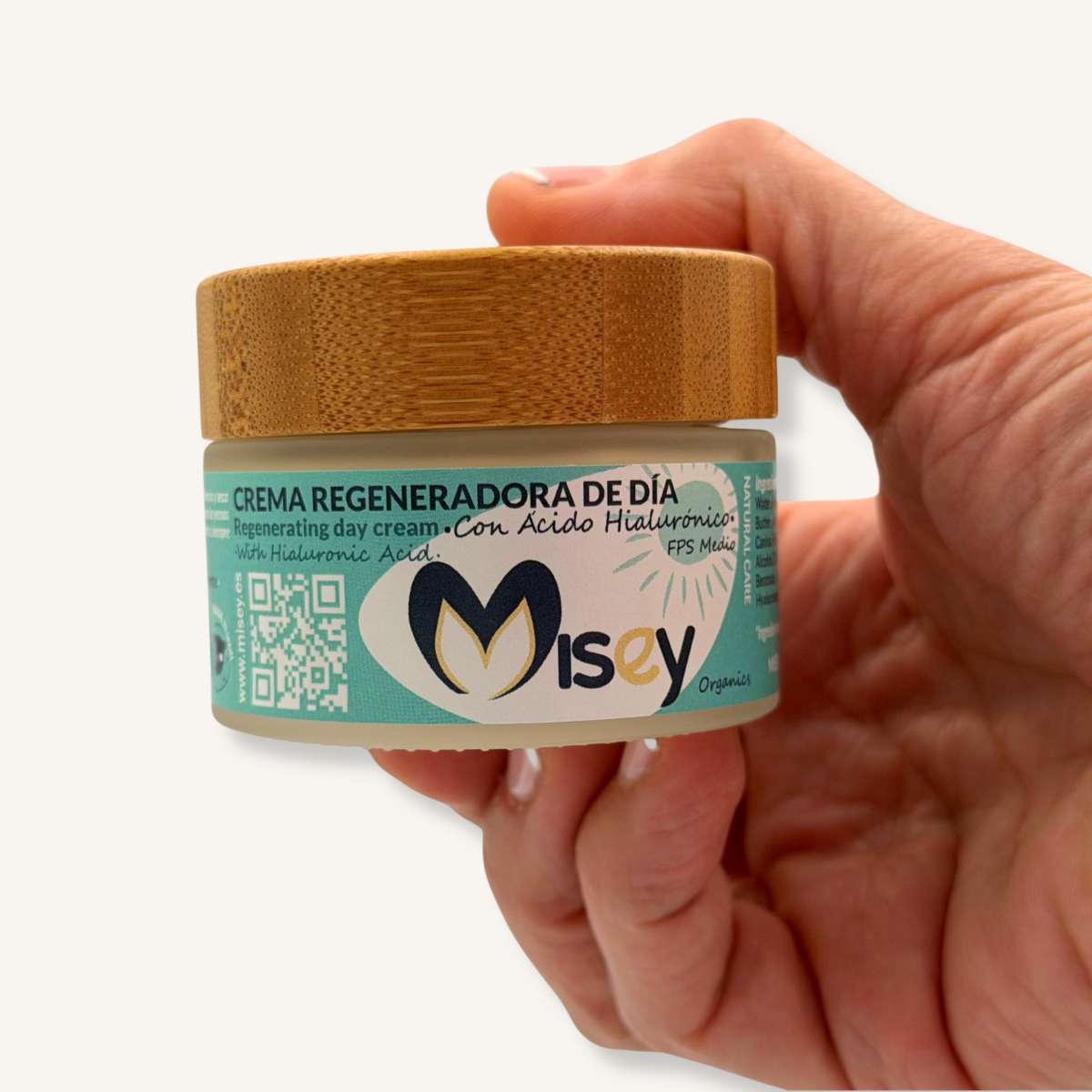 Tarro de crema de día Misey de 50ml en la mano, cosmética natural hecha en España.