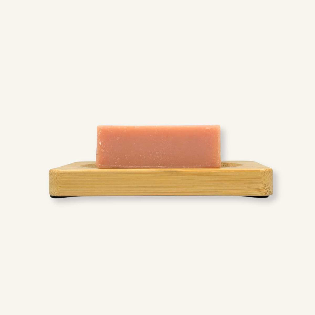 Jabonera rectangular de bambú Misey con jabón artesano, ideal para mantenerlo seco y en perfecto estado.