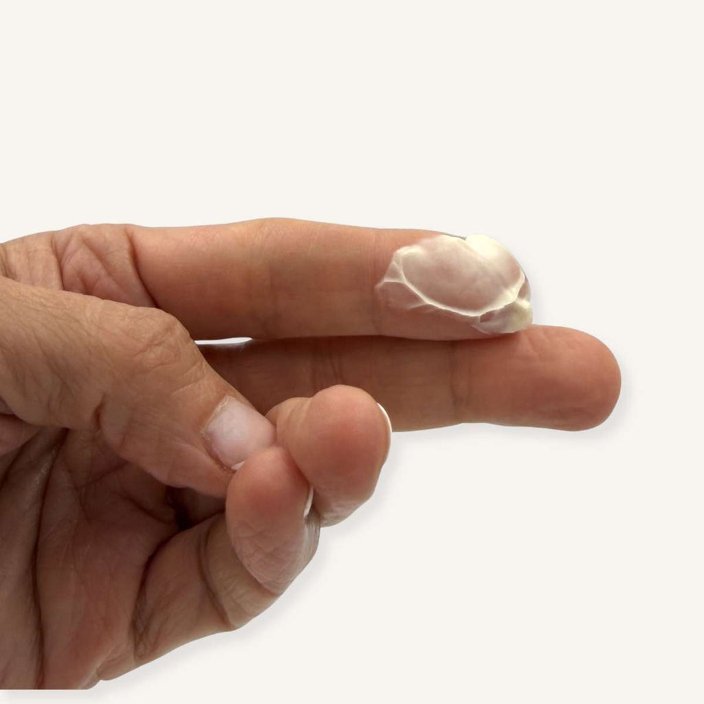 Textura densa y nutritiva de la crema de noche Misey para el cuidado facial nocturno.