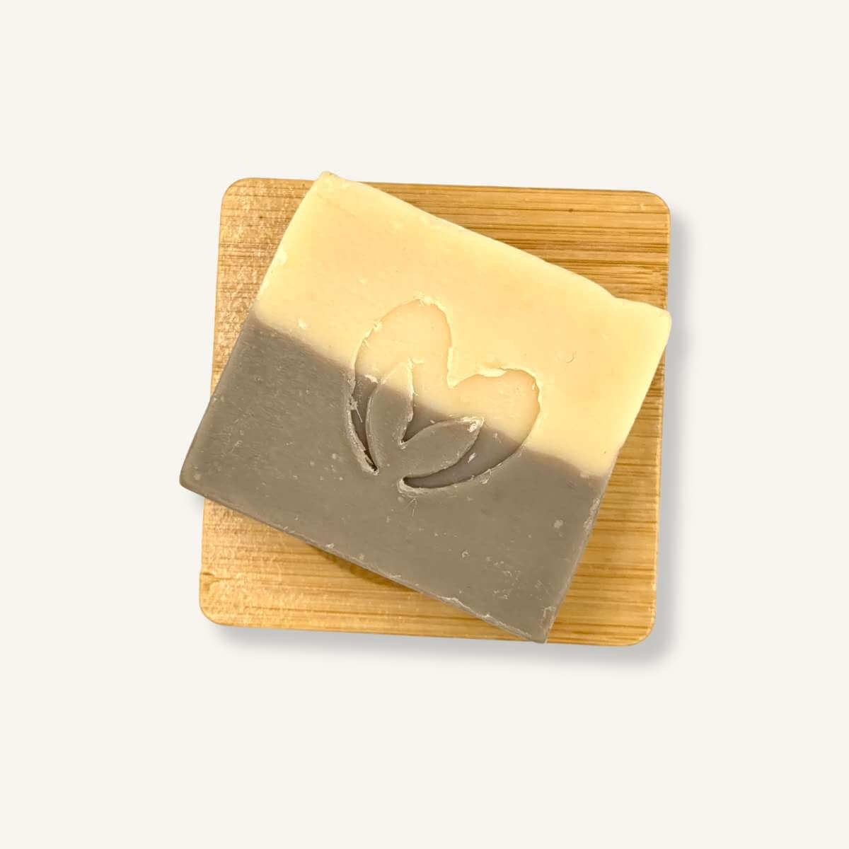 Jabonera cuadrada de bambú Misey con jabón artesano, ideal para mantenerlo seco y en perfecto estado.
