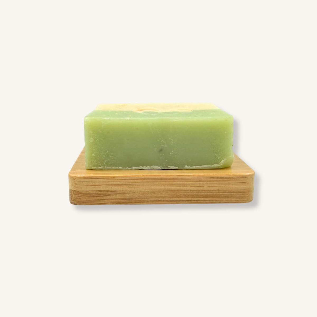 Jabonera cuadrada de bambú Misey con jabón artesano, para prolongar su vida útil.
