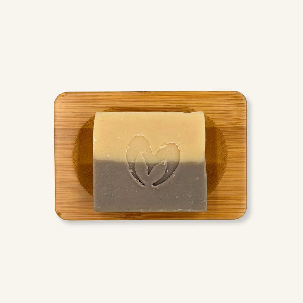 Jabonera rectangular de bambú Misey con jabón artesano Misey, para prolongar su vida útil.