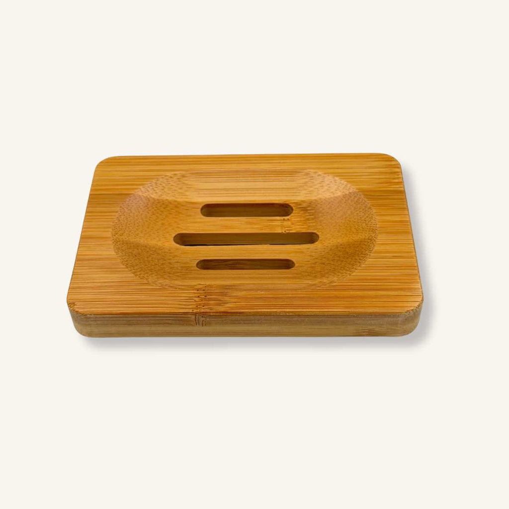 Jabonera rectangular de bambú Misey, vacía, mostrando las ranuras de drenaje para jabones sólidos.