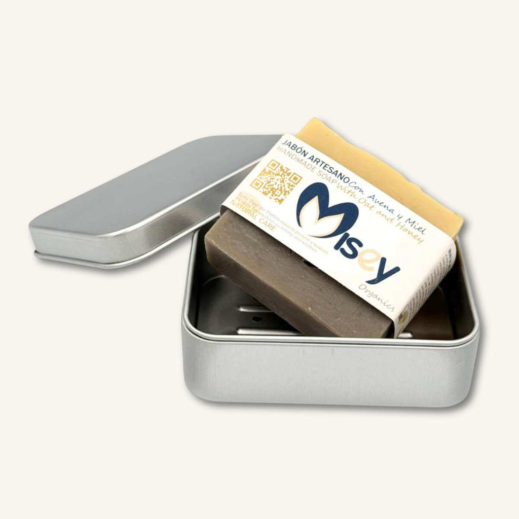 Jabonera de viaje Misey de aluminio inoxidable con jabón artesano con avena y miel. Envase reutilizable para cosmética zero waste.