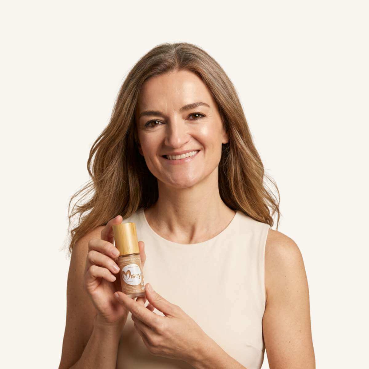 Mujer sosteniendo el Nutrisérum 8 de Misey, un sérum facial natural y antioxidante ideal para piel madura.