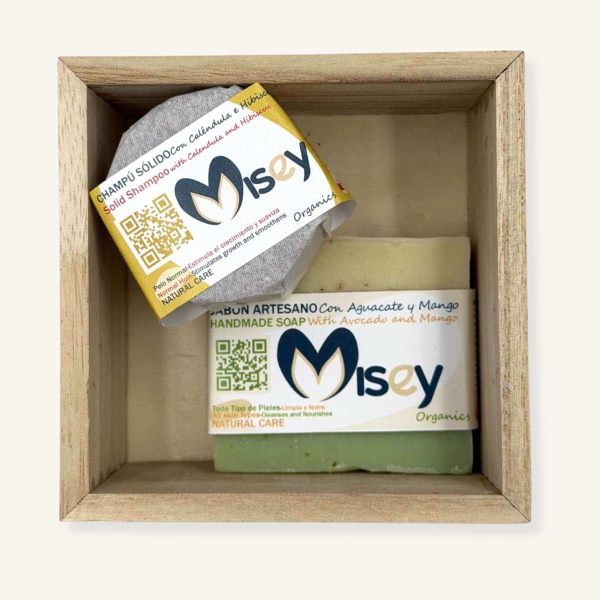 Pack Ducha Natural de Misey con champú sólido y jabón artesano en una caja de madera sostenible.