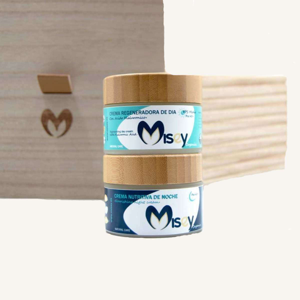 Pack regalo de cremas faciales día y noche Misey en caja de madera sostenible.