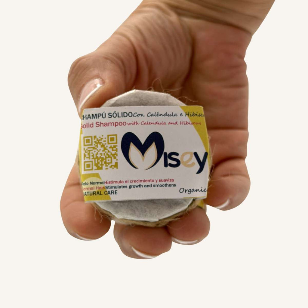 Envase sostenible y etiqueta del champú sólido de caléndula Misey.