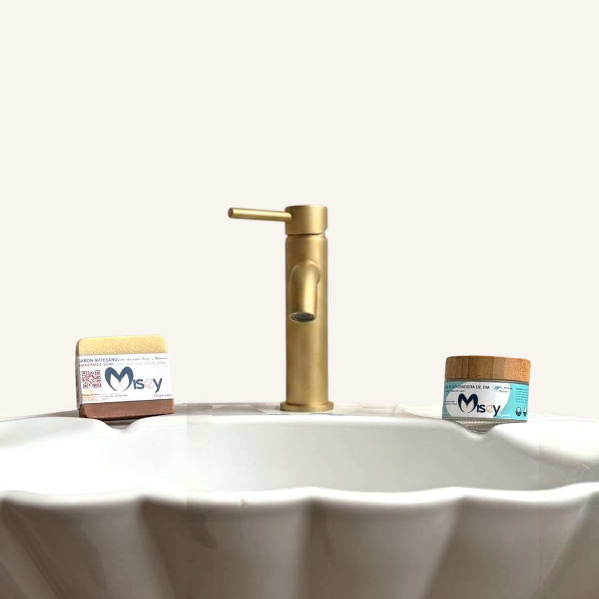 Rutina de belleza zero waste Misey en el baño, limpieza e hidratación con ingredientes naturales.