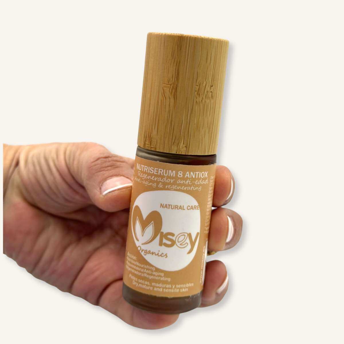 Detalle del envase de Nutrisérum 8 Antiox de Misey, sérum regenerador anti-edad con ingredientes naturales y ecológicos.