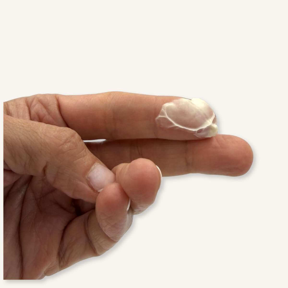 Textura cremosa y fundente de la crema facial natural Misey con ingredientes botánicos.