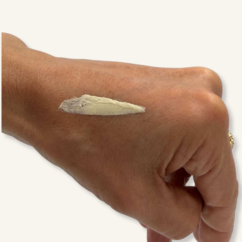 Muestra de absorción de la crema facial Misey sobre la piel.